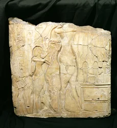 Frammento di Rilievo che Raffigura Akhenaton Seguito da Nefertiti e Meritaten davanti a un Tavolo delle Offerte